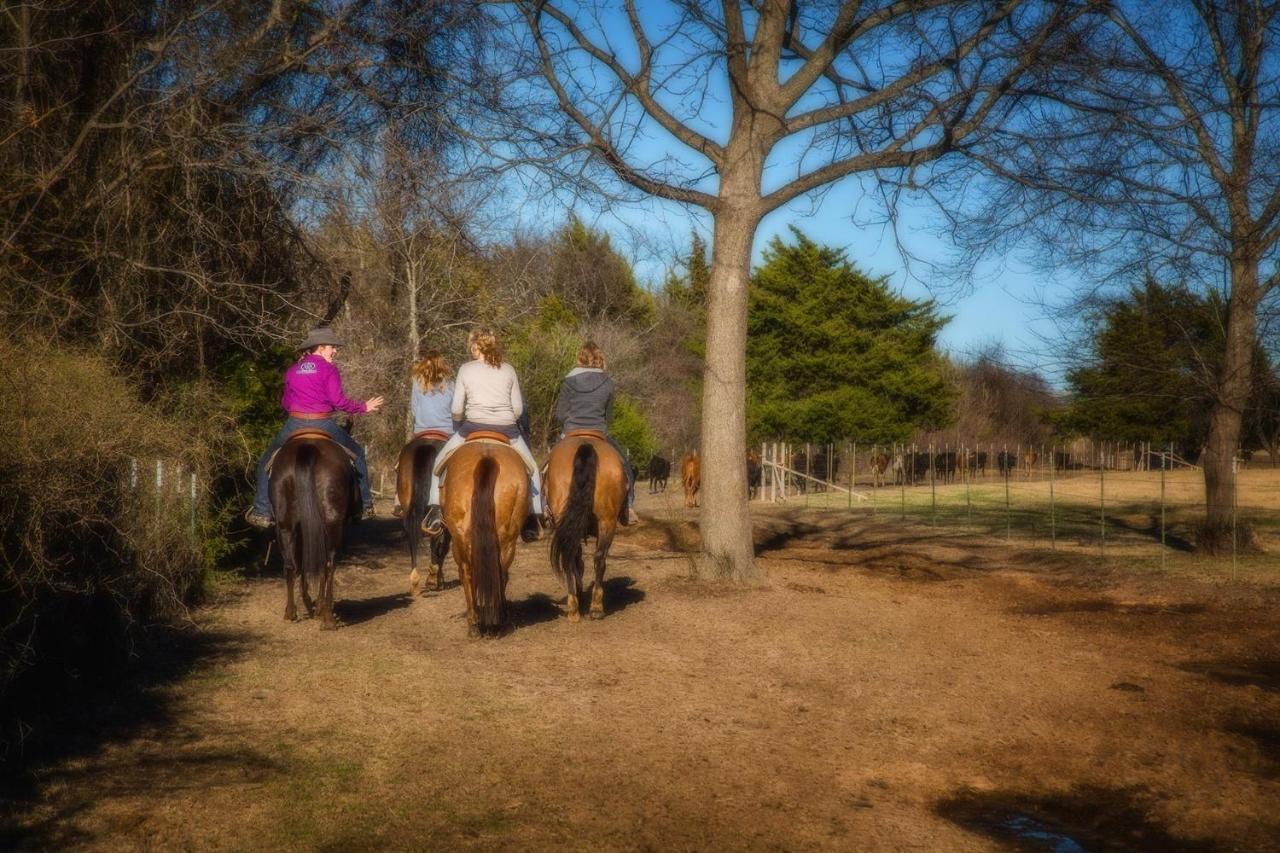 Nrs Event Center & Guest Ranch Hotel Decatur Buitenkant foto