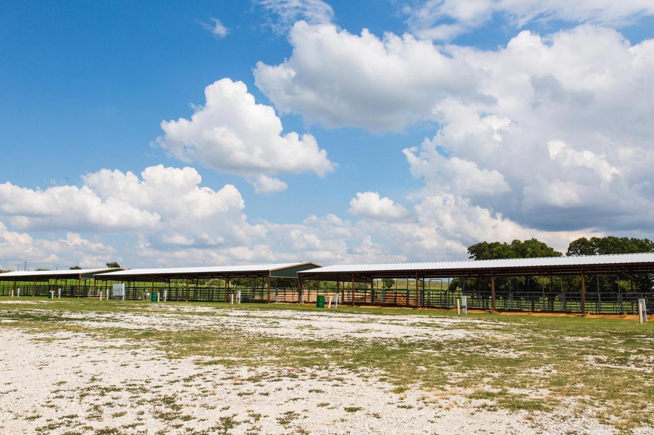 Nrs Event Center & Guest Ranch Hotel Decatur Buitenkant foto